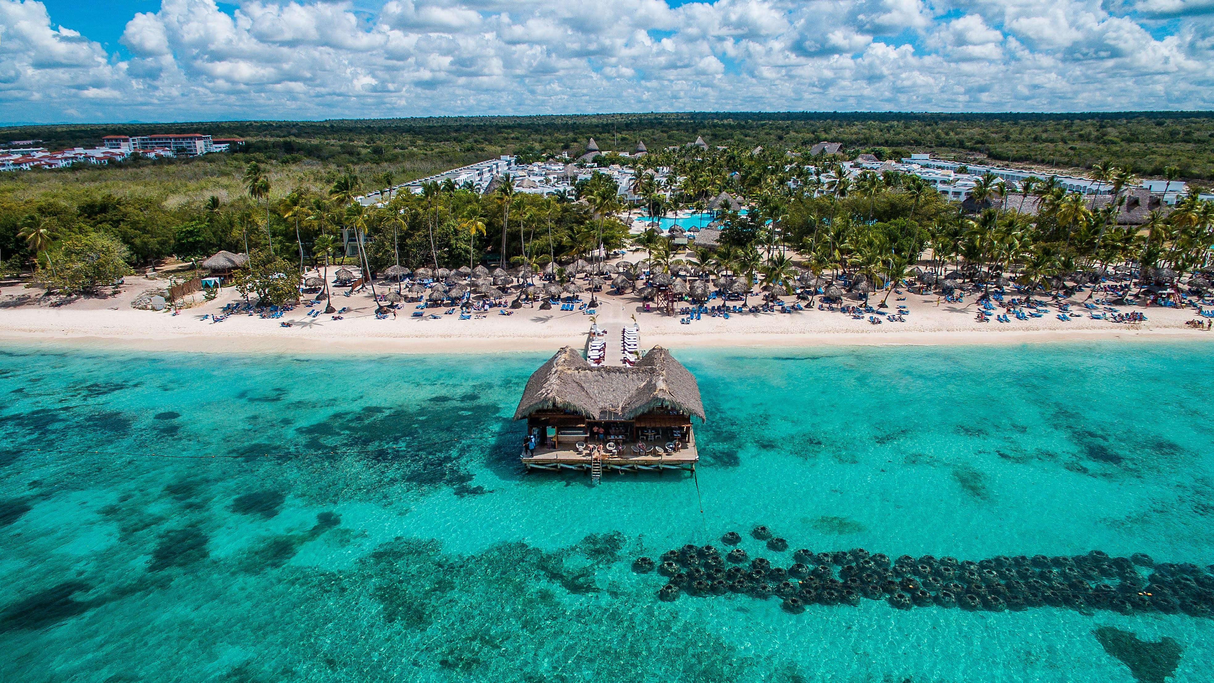 Be Live Collection Canoa Bayahibe Exteriér fotografie Aerial view of the beach and the sea restaurant